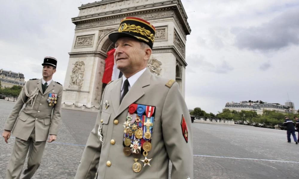 Πολιτικός-''σεισμός'' στην Γαλλία: Οι πολίτες θέλουν τον στρατό στην εξουσία